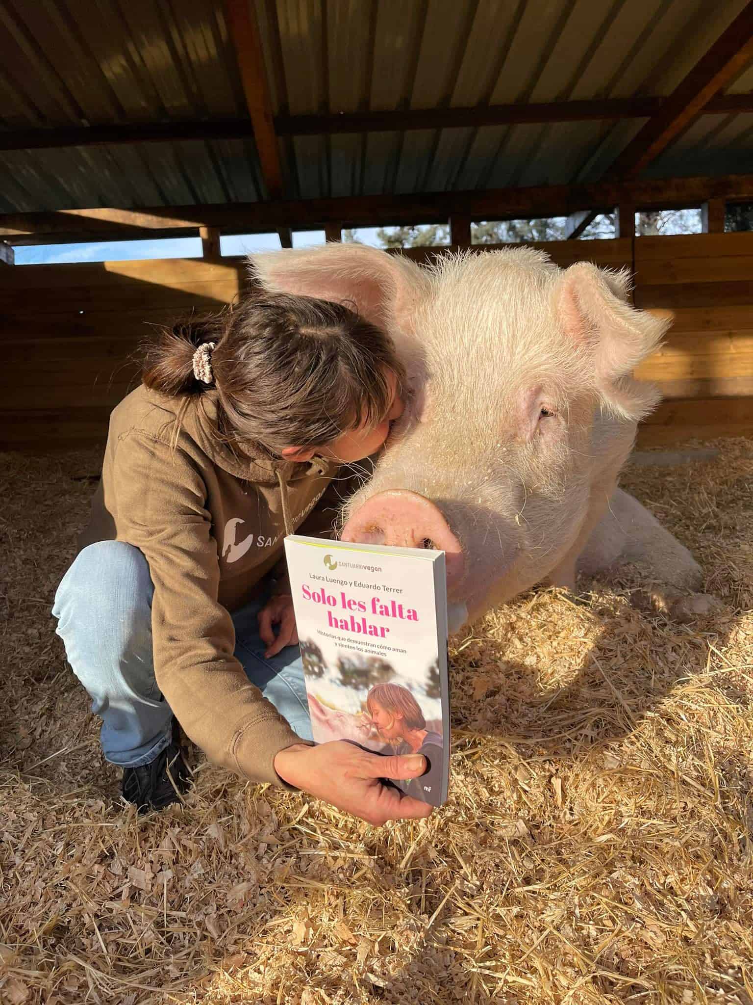 Laura Luengo Mata y cerdo Ricki con el libro